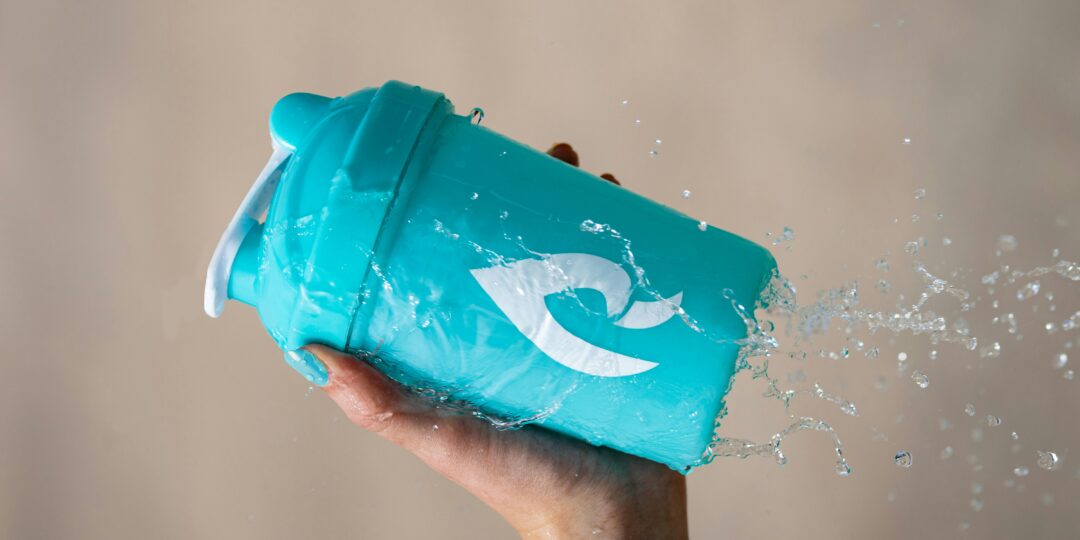proteïne shaker uit handen in de lucht