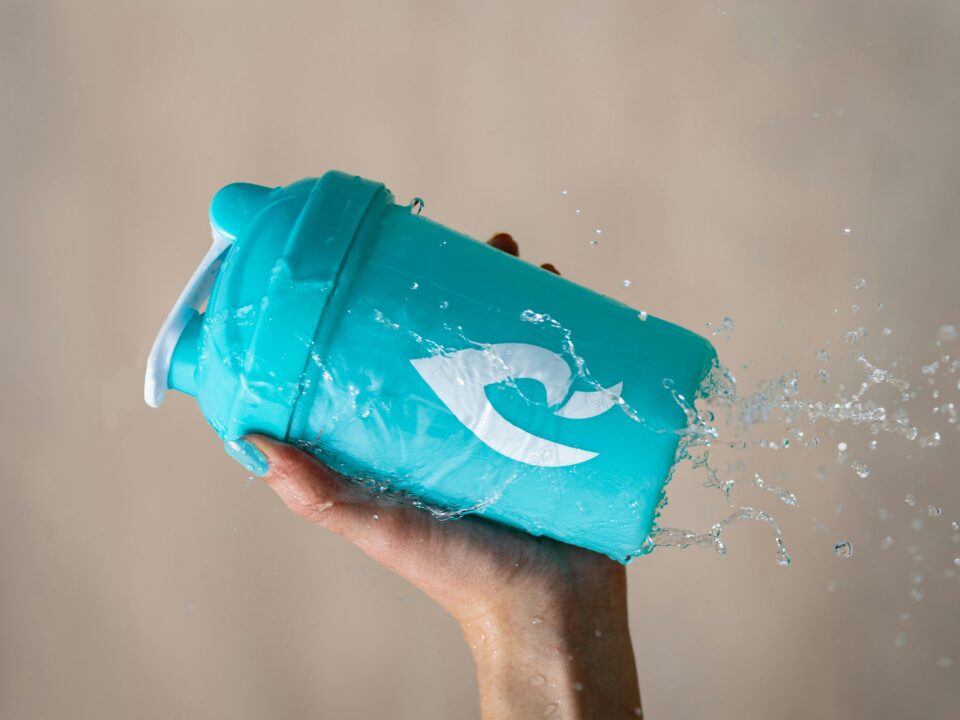 proteïne shaker uit handen in de lucht